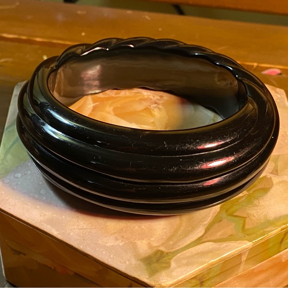 SALE 3/$20 VTG Chunky black lucite carved oval bangle,double sided twist - Picture 8 of 10